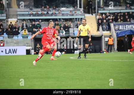 Göteborg, Schweden. Oktober 2024. Simon Thern mit dem Ball für IFK Värnamo im Spiel gegen GAIS. Quelle: Per Ljung/Alamy Live News Stockfoto