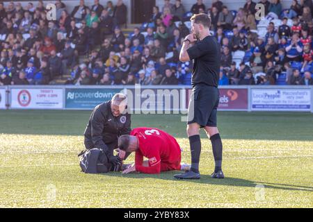 NPL Premier Division: Macclefield gegen Warrington Rylands. Der verletzte Cole Lonsdale wird vom Physio Carl Rutter behandelt Stockfoto