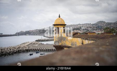 Außenaufnahme des gelben Forte de Sao Tiago in Funchal, Madeira, Portugal Stockfoto