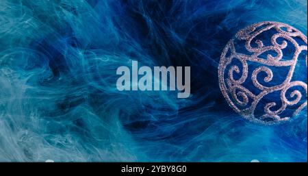 Weihnachtszauber. Schwimmender Nebel. Glänzender Glitzer Runde komplizierte Weihnachtskugel blaue Farbe Wasser Spritzer Rauch Wolke Textur abstrakter Hintergrund. Stockfoto