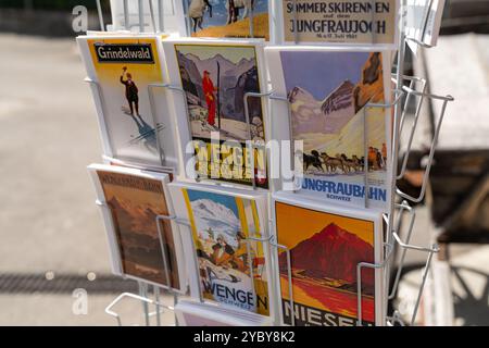 Gimmelwald, Schweiz - 23. Juli 2024: Postkarten-Souvenirs aus Wengen und der Jungfrau-Region zum Verkauf in einem Souvenirladen Stockfoto