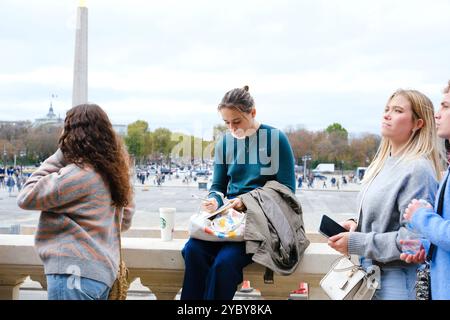 Paris, Frankreich. Oktober 2024. Ein One-Direction-Fan schreibt eine Notiz für die provisorische Gedenkstätte für Liam Payne in den Tuileries-Gärten in Paris, Frankreich. (Foto: Vincent Koebel/NurPhoto)0 Credit: NurPhoto SRL/Alamy Live News Stockfoto