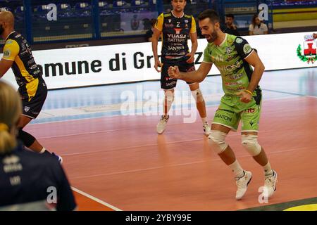 (Yuasa Battery Grottazzolina - Sonepar Padova) während des Spiels Yuasa Battery Grottazzolina gegen Sonepar Padova, Volleyball Italian Serie A Men Superleague in Porto San Giorgio (FM), Italien, 20. Oktober 2024 Stockfoto