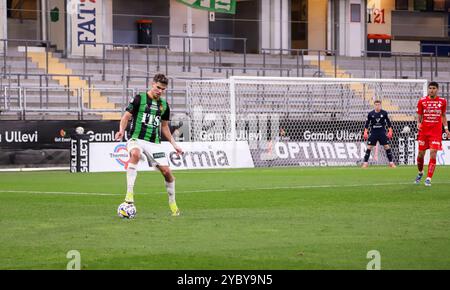 Göteborg, Schweden. Oktober 2024. William Milovanovic mit dem Ball für GAIS während des Spiels gegen IFK Värnamo. Quelle: Per Ljung/Alamy Live News Stockfoto