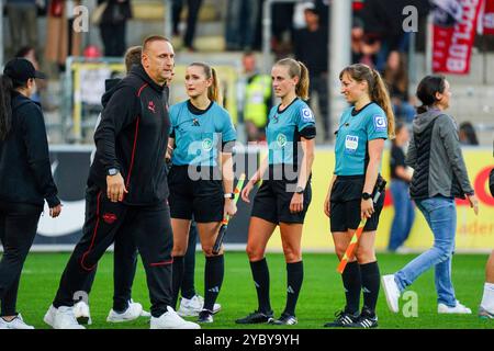 Freiburg Im Breisgau, Deutschland. Oktober 2024. Schiedsrichtergespann nach dem Spiel Google Pixel Frauen-Bundesliga, SC Freiburg vs. RasenBallsport Leipzig, 20.10.2024 DFB/DFL-VORSCHRIFTEN VERBIETEN JEDE VERWENDUNG VON FOTOGRAFIEN ALS BILDSEQUENZEN UND/ODER QUASI-VIDEO/dpa/Alamy Live News Stockfoto