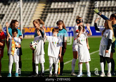 Freiburg Im Breisgau, Deutschland. Oktober 2024. Schiedsrichtergespann mit Einlaufender am Winken Google Pixel Frauen-Bundesliga, SC Freiburg vs. RasenBallsport Leipzig, 20.10.2024 DFB/DFL-VORSCHRIFTEN VERBIETEN JEDE VERWENDUNG VON FOTOGRAFIEN ALS BILDSEQUENZEN UND/ODER QUASI-VIDEO/dpa/Alamy Live News Stockfoto