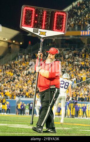 Morgantown, WV, USA. Oktober 2024. 19. Oktober 2024: Timeout während der West Virginia University Mountaineers (WVU) gegen die Kansas State Wildcats in Morgantown, WV im Milan Puskar Stadium. Bradley Martin/scheinbare Media Group (Kreditbild: © AMG/AMG Via ZUMA Press Wire) NUR REDAKTIONELLE VERWENDUNG! Nicht für kommerzielle ZWECKE! Stockfoto