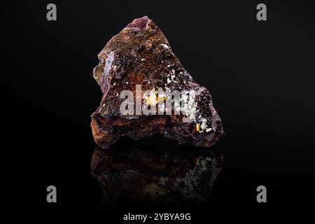 Gelbes Wulfenit mit grünen Mimetit-Kristallen. Exemplar aus der Ojuela Mine, Mapimi, Mexiko. Fotografie isoliert auf weißem Schwarzgrund. Makrodetails zurück Stockfoto
