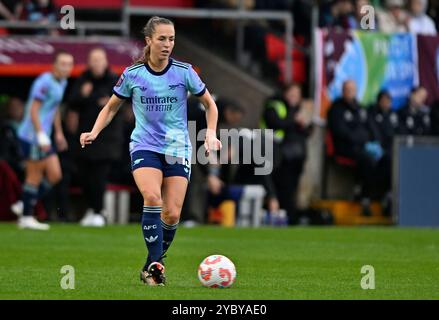 Dagenham, Großbritannien. Oktober 2024. Barclays Womens Super League. West Ham V Arsenal. Chigwell Construction Stadium. Dagenham. Lia Wälti (Arsenal) während des Spiels der West Ham V Arsenal Barclays Womens Super League im Chigwell Construction Stadium in Dagenham. Quelle: Sport In Pictures/Alamy Live News Stockfoto