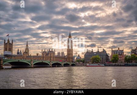 London, Großbritannien - 4. September 2015: Westminster Bridge, Big Ben und die Houses of Parliament von der Southbank aus gesehen, bei Sonnenuntergang. Stockfoto