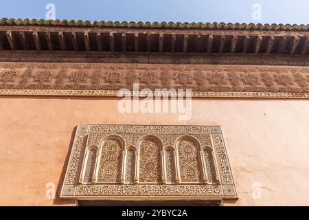 Dekoriertes Fenster in der saadischen Nekropole. Kasbah von Marrakesch Stockfoto