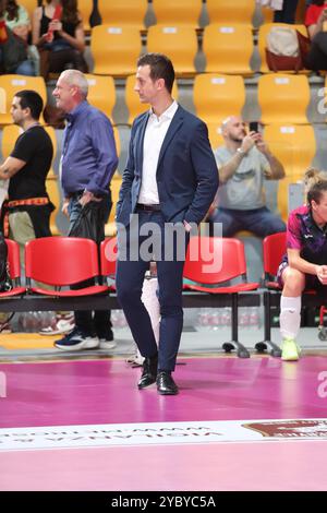 Cheftrainer Daniele Santarelli (Prosecco Doc Imoco Conegliano) während des Spiels Roma Volley gegen Prosecco Doc Imoco Conegliano, Volleyball Italian Serie A1 Women Match in Rom, Italien, 20. Oktober 2024 Stockfoto