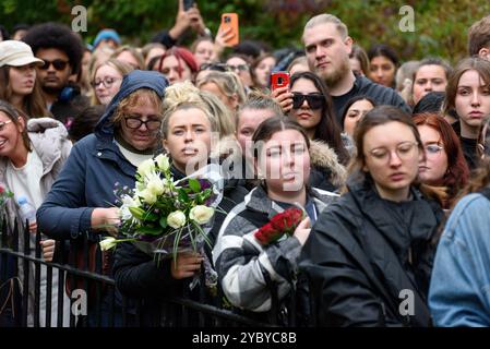 London, Großbritannien. 20. Oktober 2024. Tausende von Fans des ehemaligen One-Direction-Popstars Liam Payne versammeln sich, um an der Peter Pan-Statue im Hyde Park ihre Ehre zu erweisen und Blumen zu legen. Anrede: Andrea Domeniconi/Alamy Live News Stockfoto