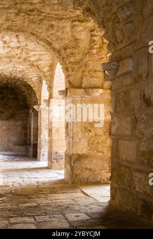 Schöner Backsteinbogen mit zurückziehendem Pfad in einer Kirche in Jerusalem Stockfoto