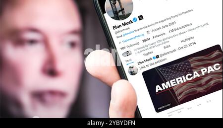 Ukraine. Poltava. Oktober. Elon Musk Profil auf einem Smartphone-Bildschirm. Neuer Tweet mit Text. Im Hintergrund ist ein unscharfes Porträt von Elon Musk zu sehen. Stockfoto