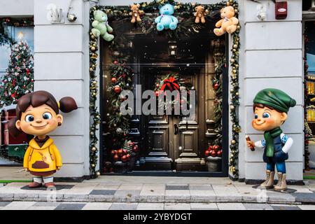Weihnachtsdekoration auf dem Bürgersteig in Bukarest, Rumänien Stockfoto