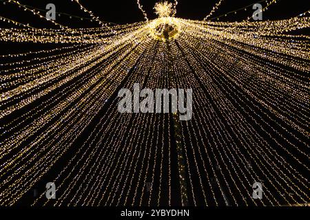 Weihnachtsbeleuchtung Dekoration bei Nacht Stockfoto
