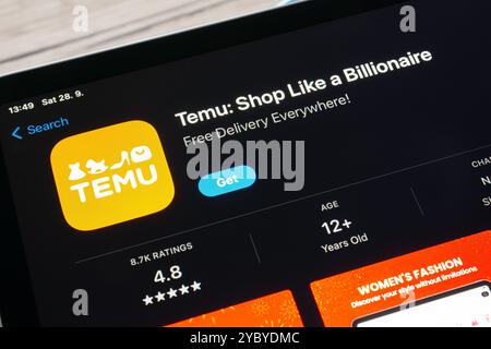 OSTRAVA, TSCHECHIEN - 28. SEPTEMBER 2024: App Store mit Temu Chinese Shopping Mobile App wird installiert Stockfoto