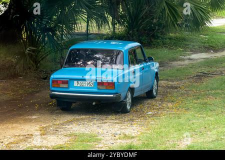 VARADERO, KUBA - 30. AUGUST 2023: Blaue Limousine Lada Riva 2107 (VAZ 1600) in Varadero, Kuba Stockfoto