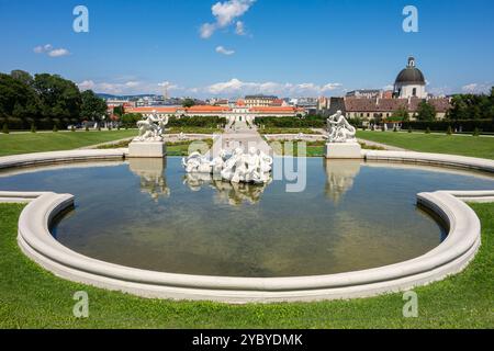 WIEN, ÖSTERREICH - 29. JULI 2021: Schloss Belvedere mit Kaskadenbrunnen in Wien, Österreich an sonnigen Sommertagen Stockfoto