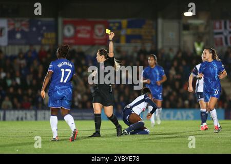 London, Großbritannien. Oktober 2024. London, 20. Oktober 2024: Sandy Baltimore (17 Chelsea) zeigte während des Spiels der Barclays FA Womens Super League zwischen Chelsea und Tottenham Hotspur in Kingsmeadow, London, England eine gelbe Karte. (Pedro Soares/SPP) Credit: SPP Sport Press Photo. /Alamy Live News Stockfoto