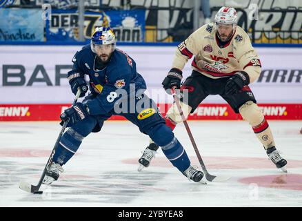 Tobias Rieder (EHC Red Bull Muenchen, #8) verfolgt von Constantin Braun (Nürnberg Ice Tigers, #90). GER, EHC Red Bull München gegen Nürnberg Ice Tigers, Eishockey, DEL, 11. Spieltag, Saison 2024/2025, 20.10.2024. Foto: Eibner-Pressefoto/Heike Feiner Stockfoto