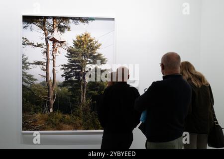 Besucher der Ausstellung in der Gallerie d'Italia in Turin über Mitch Epstein und Aldo Biasucci Stockfoto