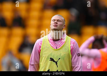 Wolverhampton, Großbritannien. August 2024. Erling Haaland aus Manchester City wärmt sich während des Premier League-Spiels zwischen Wolverhampton Wanderers und Manchester City auf. Credit: MI News & Sport /Alamy Live News Stockfoto