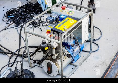 Schweißgeräte für Kunststoffrohre mit großem Durchmesser auf einer Baustelle, einsatzbereit. Stockfoto