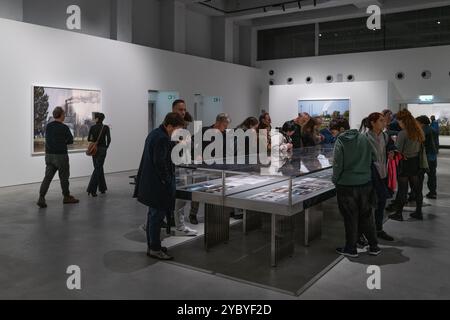 Besucher der Ausstellung in der Gallerie d'Italia in Turin über Mitch Epstein und Aldo Biasucci Stockfoto