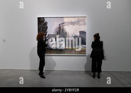 Besucher der Ausstellung in der Gallerie d'Italia in Turin über Mitch Epstein und Aldo Biasucci Stockfoto