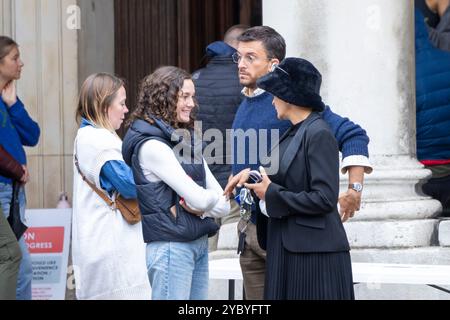 Anthony Bailey dreht Szenen für Jurassic World an der Greenwich University. Stockfoto