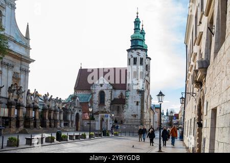 Krakau, Polen, 29. Oktober 2023, Fassade der romanischen Festungskirche St. Andreas in der Grodzka-Straße Stockfoto