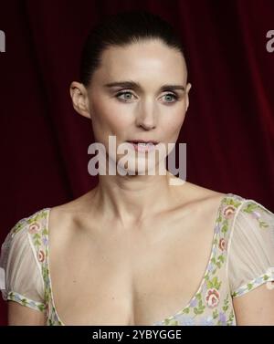 Los Angeles, USA. Oktober 2024. Rooney Mara trifft am Samstag, den 19. Oktober 2024, auf der 4. Jährlichen Academy Museum Gala im Academy Museum of Motion Pictures in Los Angeles ein. (Foto: Sthanlee B. Mirador/SIPA USA) Credit: SIPA USA/Alamy Live News Stockfoto