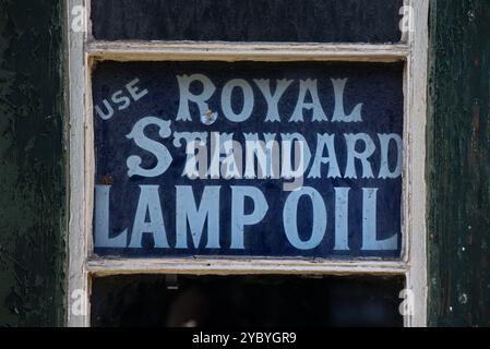 Vintage-Emaille-Werbeschild für Royal Standard Lamp Oil an der Tür von Mr Purves' Lamp Emporium in Stockbridge, Edinburgh, Schottland, Großbritannien. Stockfoto