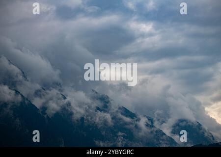 Moody Alpine Landscape: Dichte Wolken umhüllen die zerklüfteten Gipfel des Lackenbergs in Österreich, dramatischer und geheimnisvoller Berg Stockfoto