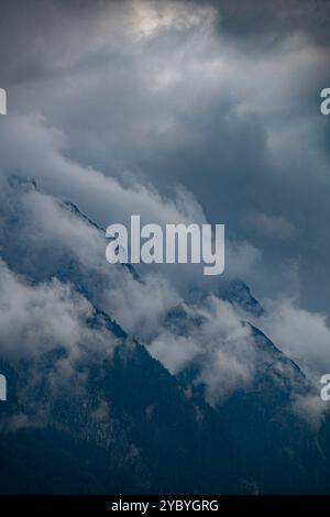 Moody Alpine Landscape: Dichte Wolken umhüllen die zerklüfteten Gipfel des Lackenbergs in Österreich, dramatischer und geheimnisvoller Berg Stockfoto