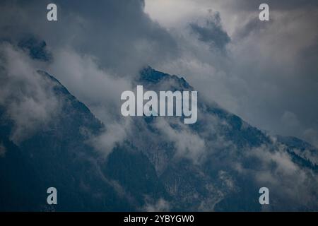 Moody Alpine Landscape: Dichte Wolken umhüllen die zerklüfteten Gipfel des Lackenbergs in Österreich, dramatischer und geheimnisvoller Berg Stockfoto