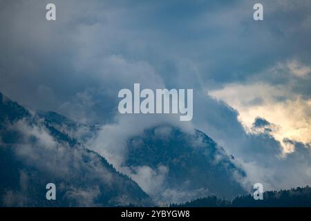 Moody Alpine Landscape: Dichte Wolken umhüllen die zerklüfteten Gipfel des Lackenbergs in Österreich, dramatischer und geheimnisvoller Berg Stockfoto