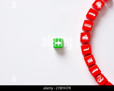 Der grüne Pfeil zeigt auf rote Würfel mit Transportfahrzeugen auf weißem Hintergrund und symbolisiert die Wahl des Transportes während der Reise Stockfoto