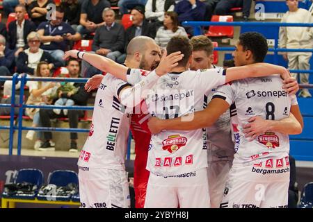 (Yuasa Battery Grottazzolina - Sonepar Padova) während des Spiels Yuasa Battery Grottazzolina gegen Sonepar Padova, Volleyball Italian Serie A Men Superleague in Porto San Giorgio (FM), Italien, 20. Oktober 2024 Stockfoto