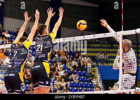 (Yuasa Battery Grottazzolina - Sonepar Padova) während des Spiels Yuasa Battery Grottazzolina gegen Sonepar Padova, Volleyball Italian Serie A Men Superleague in Porto San Giorgio (FM), Italien, 20. Oktober 2024 Stockfoto