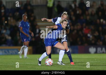 London, Großbritannien. Oktober 2024. London, 20. Oktober 2024: Erin Cuthbert (8 Chelsea) wurde von Katelin Talbert (26 Tottenham Hotspur) während des Spiels der Barclays FA Womens Super League zwischen Chelsea und Tottenham Hotspur in Kingsmeadow, London, England, gepresst. (Pedro Soares/SPP) Credit: SPP Sport Press Photo. /Alamy Live News Stockfoto