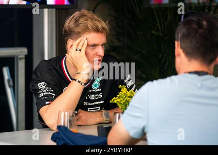 Austin, Usa. Oktober 2024. Der deutsche Formel-1-Reservefahrer Mick Schumacher vom Mercedes-AMG Petronas Formel-1-Grand Prix der Vereinigten Staaten auf dem Circuit of the Americas in Austin, Texas am Sonntag, den 20. Oktober 2024. Foto: Greg Nash/UPI Credit: UPI/Alamy Live News Stockfoto