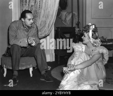 RENE CLAIR und MARLENE DIETRICH am Set der FLAMME VON NEW ORLEANS 1941 Regisseur RENE CLAIR Drehbuch NORMAN KRASNA Kostümdesign RENE HUBERT Universal Pictures Stockfoto