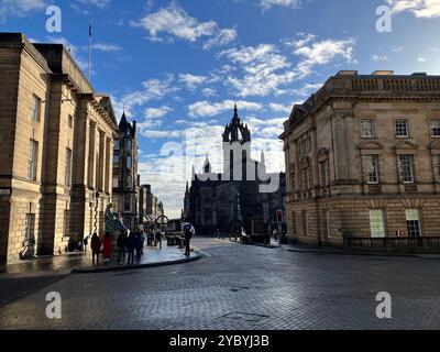 Blick auf die Royal Mile, mit St. Giles' Kathedrale in der Ferne. Edinburgh, Schottland, Vereinigtes Königreich. März 2024. Stockfoto