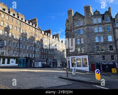 Gebäude auf der Royal Mile bei Castle Hill und Lawnmarket. Edinburgh, Schottland, Vereinigtes Königreich. März 2024. Stockfoto