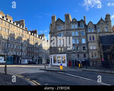 Gebäude auf der Royal Mile bei Castle Hill und Lawnmarket. Edinburgh, Schottland, Vereinigtes Königreich. März 2024. Stockfoto