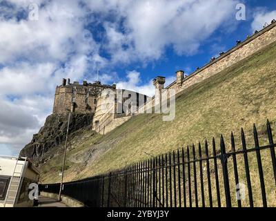 Edinburgh Castle von unten auf der Johnston Terrace. Edinburgh, Schottland, Vereinigtes Königreich. März 2024. Stockfoto