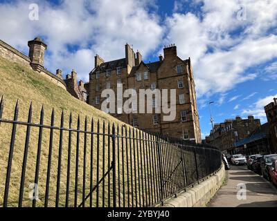 Traditionelle Architektur auf der Johnston Terrace in der Nähe von Edinburgh Castle. Edinburgh, Schottland, Vereinigtes Königreich. März 2024. Stockfoto